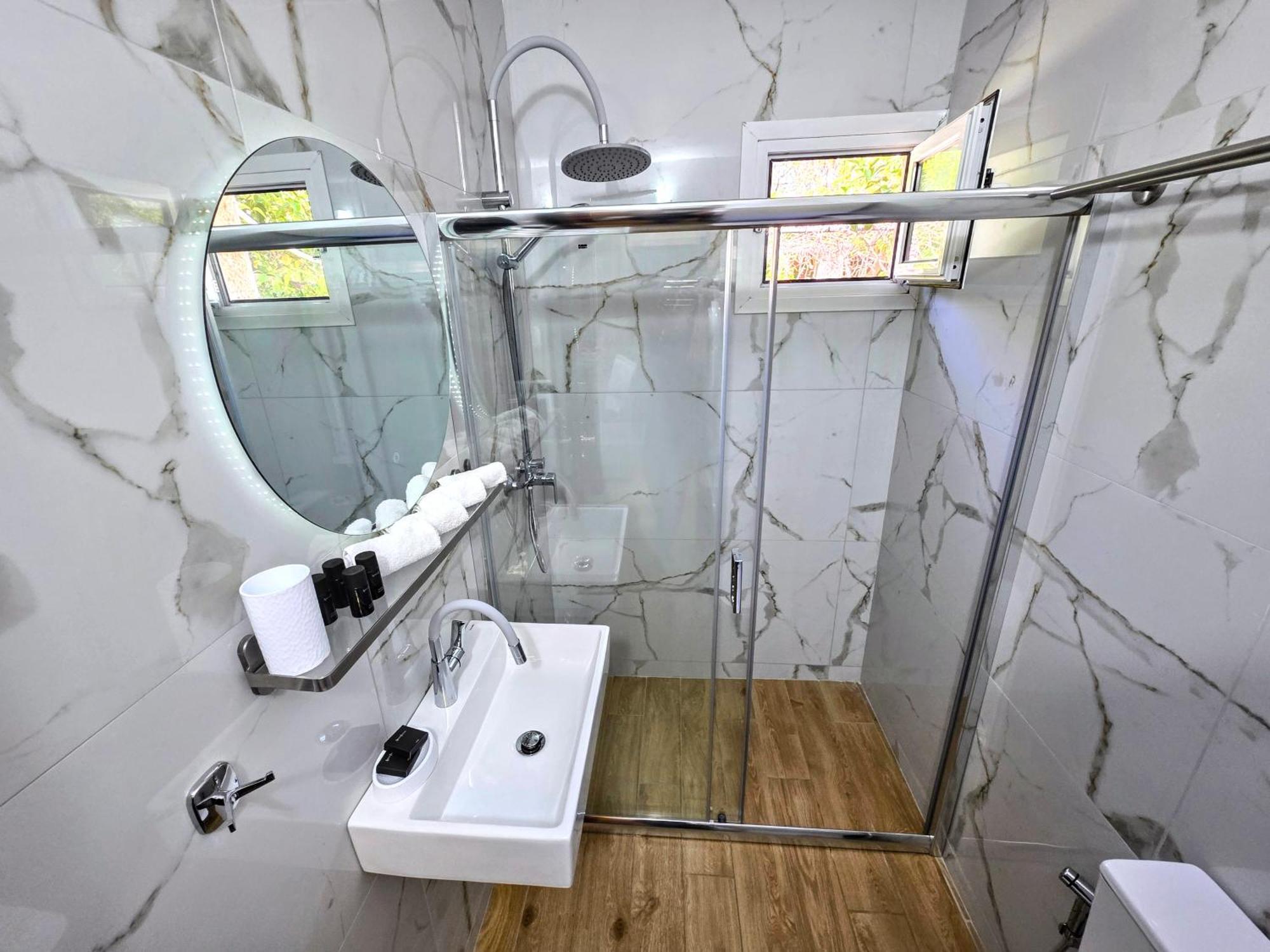 The Elysian At Nicopolis Jacuzzi Apartment Nikopolis Ngoại thất bức ảnh